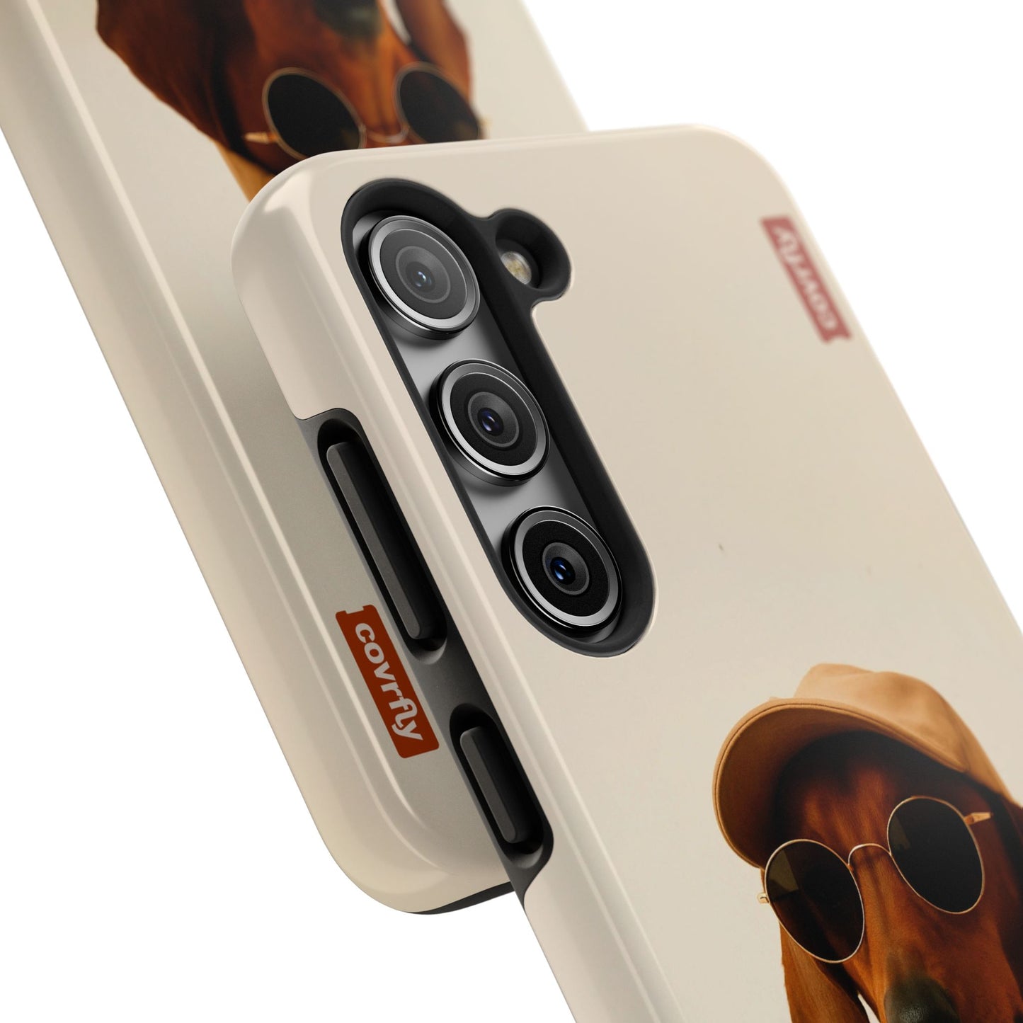 Lentes oscuros, mirada seria